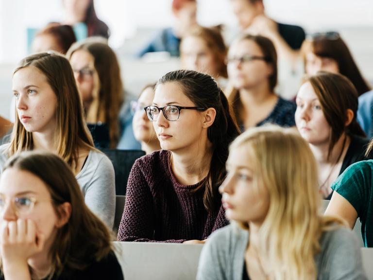 Eine Gruppe von Studierenden in einem Hörsaal