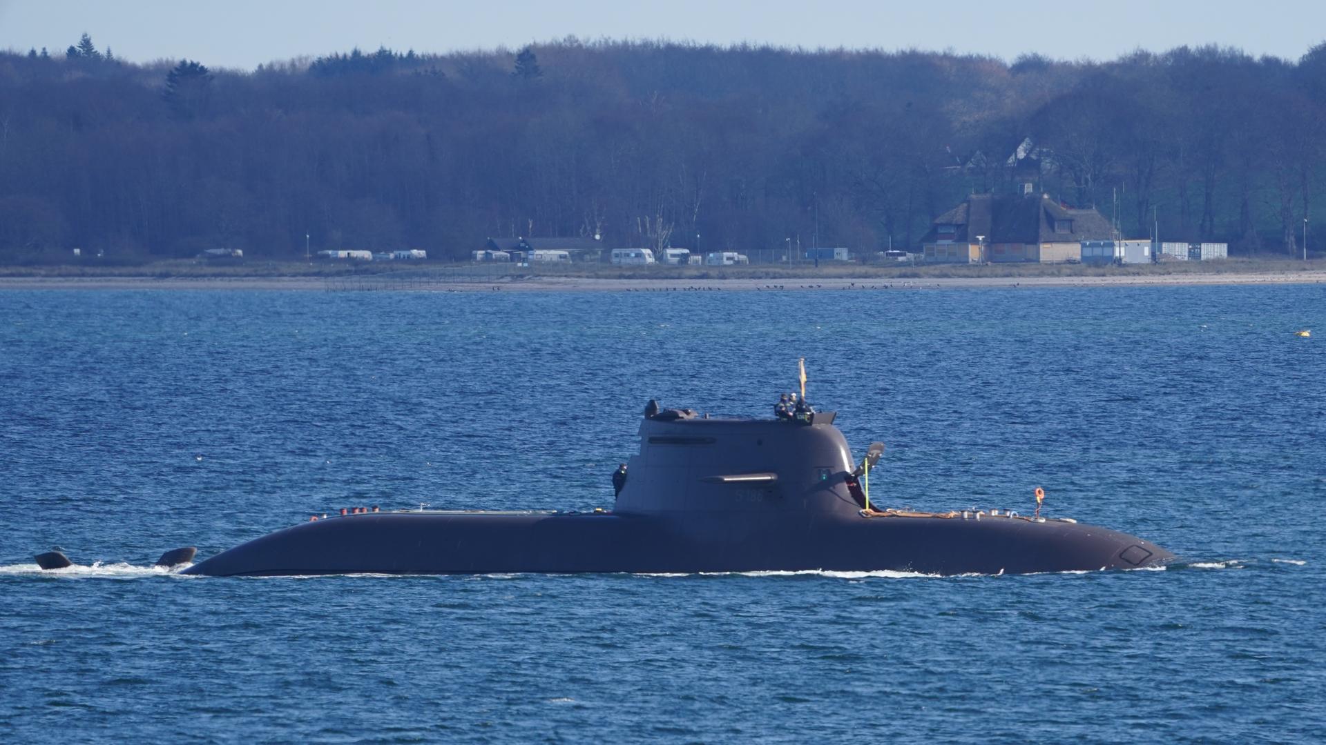 Ein U-Boot der Klasse 212 der Marine läuft in den Marinestützpunkt ein. Ein U-Boot der Klasse 212 der Marine läuft in den Marinestützpunkt ein.