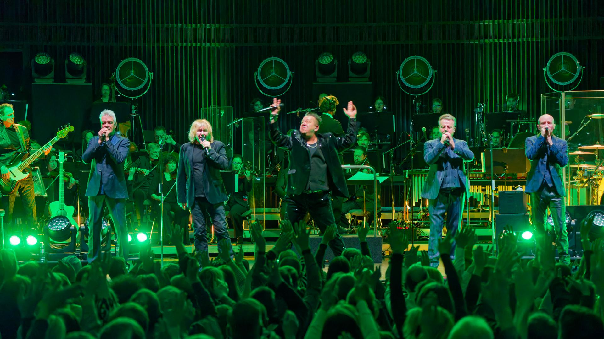 Mathias Dietrich, Jens Sembdner, Sebastian Krumbiegel, Tobias Künzel, Henri Schmidt und Wolfgang Lenk von Die Prinzen live bei einem Konzert in Hannover