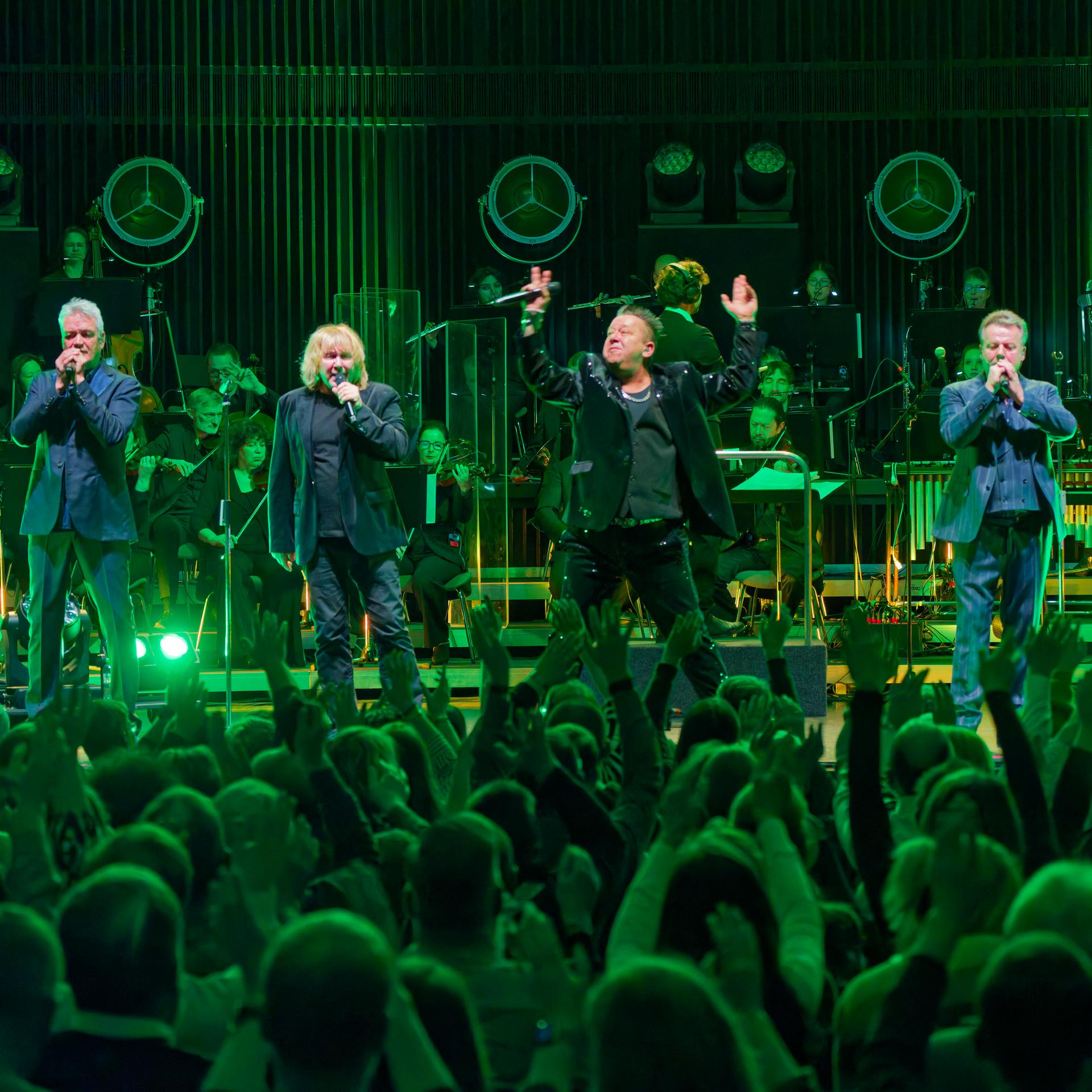 Mathias Dietrich, Jens Sembdner, Sebastian Krumbiegel, Tobias Künzel, Henri Schmidt und Wolfgang Lenk von Die Prinzen live bei einem Konzert in Hannover