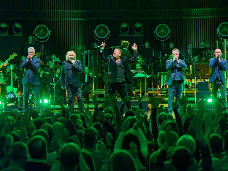 Mathias Dietrich, Jens Sembdner, Sebastian Krumbiegel, Tobias Künzel, Henri Schmidt und Wolfgang Lenk von Die Prinzen live bei einem Konzert in Hannover