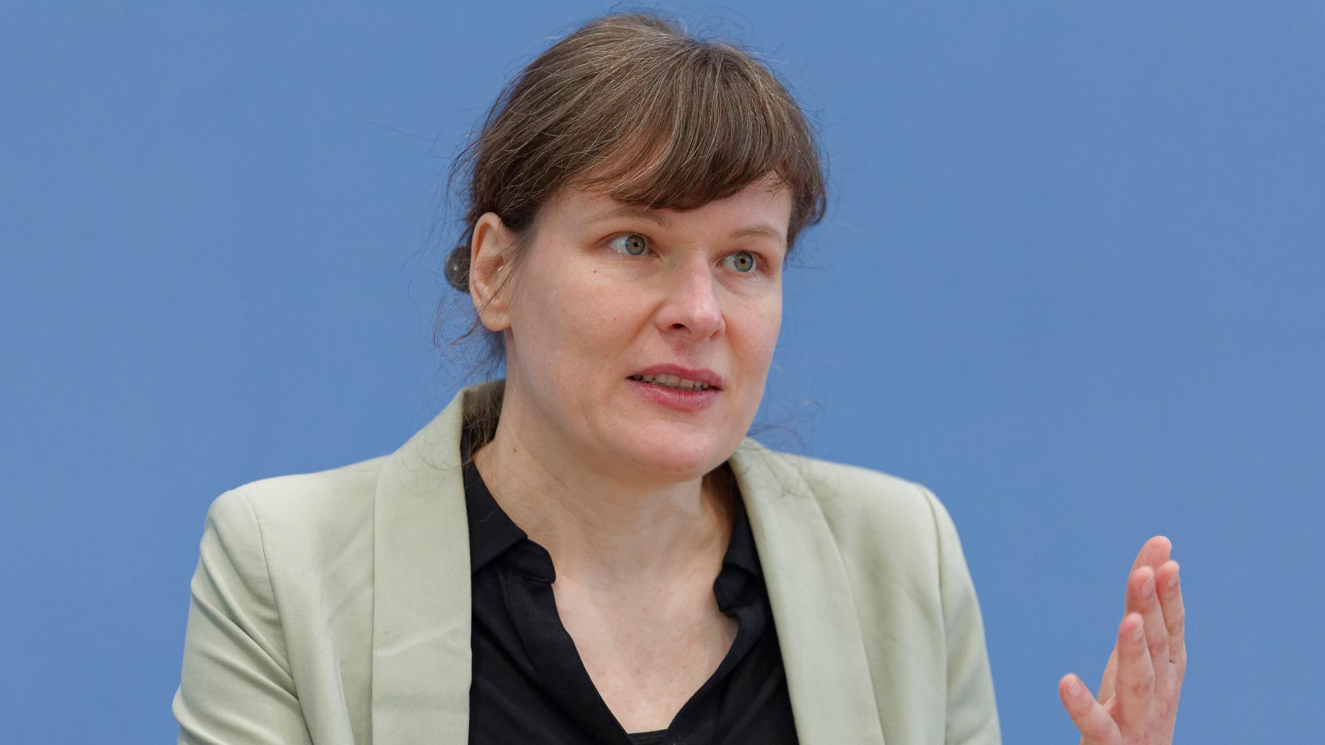 Die Geschäftsführerin Politik der Klima-Allianz, Langkamp gestikuliert mit der linken Hand.
