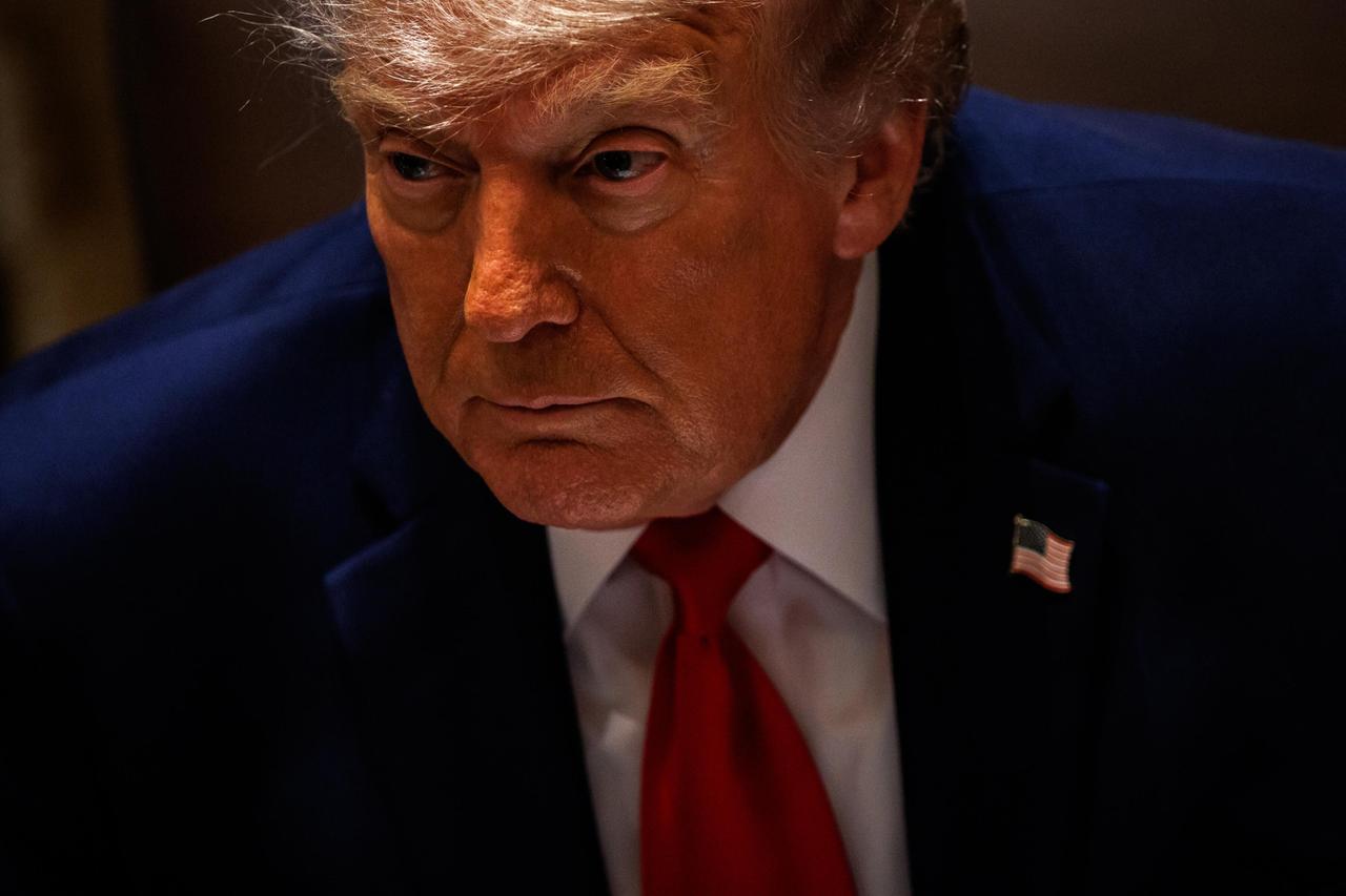 Das Bild zeigt US-Präsident Donald Trump mit ernstem Gesichtsausdruck.
