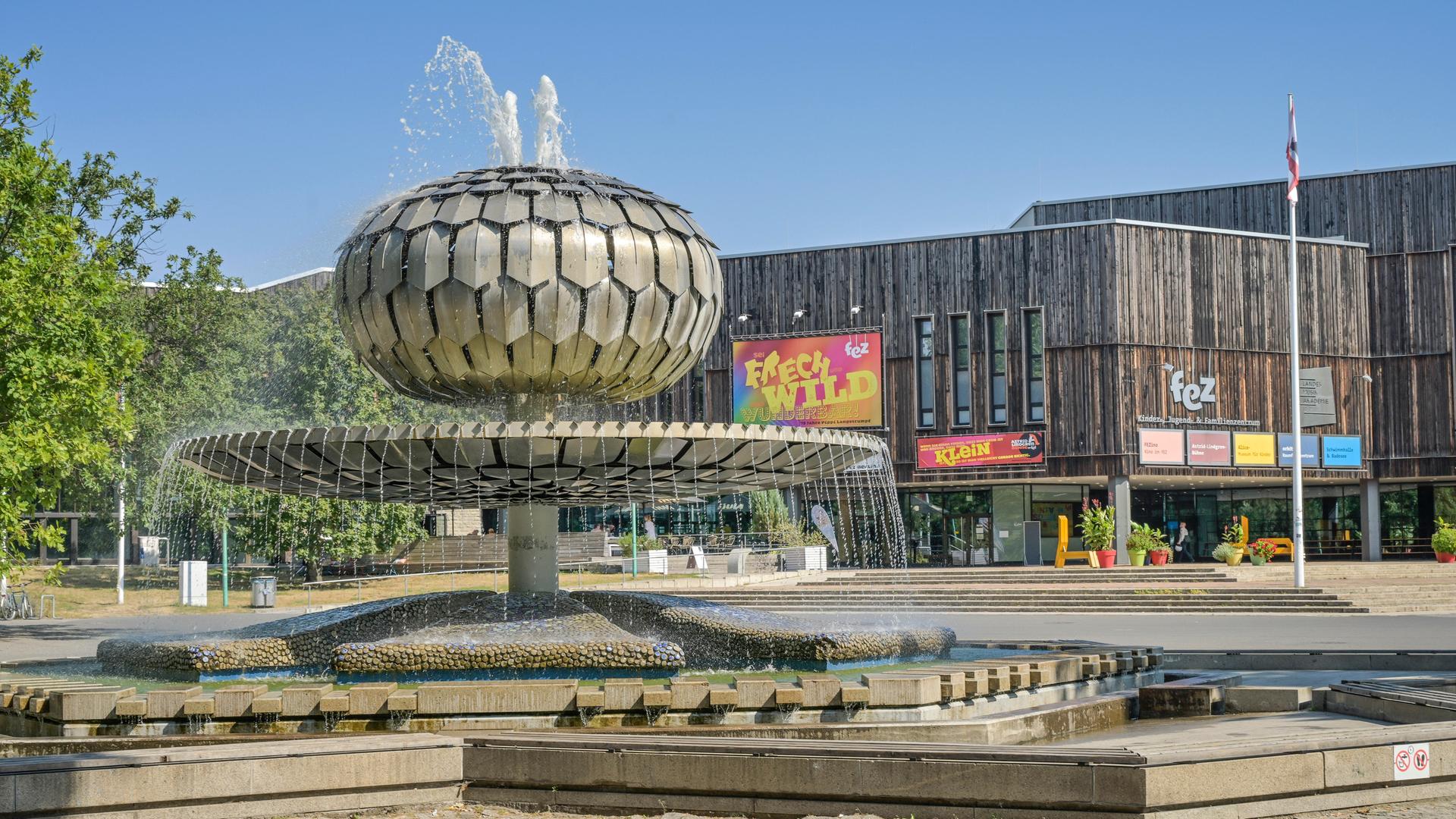 Der Große Kugelbrunnen vor dem Freizeit- und Erholungszentrum FEZ-Berlin in der Wuhlheide, Oberschoeneweide, Berlin, Deutschland Der Große Kugelbrunnen vor dem Freizeit- und Erholungszentrum FEZ-Berlin in der Wuhlheide, Oberschoeneweide, Berlin, Deutschland