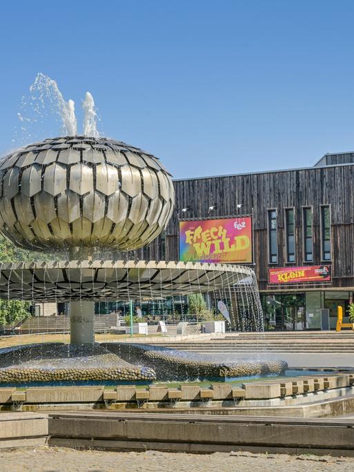 Der Große Kugelbrunnen vor dem Freizeit- und Erholungszentrum FEZ-Berlin in der Wuhlheide, Oberschoeneweide, Berlin, Deutschland