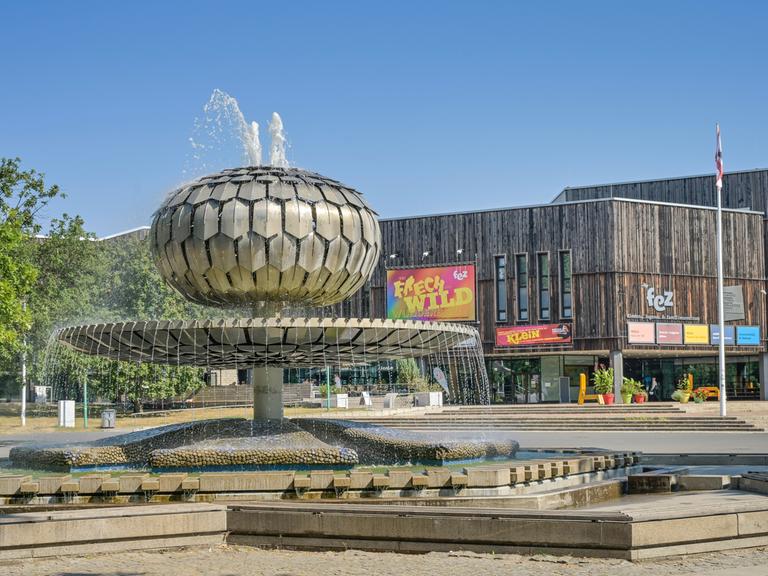 Der Große Kugelbrunnen vor dem Freizeit- und Erholungszentrum FEZ-Berlin in der Wuhlheide, Oberschoeneweide, Berlin, Deutschland