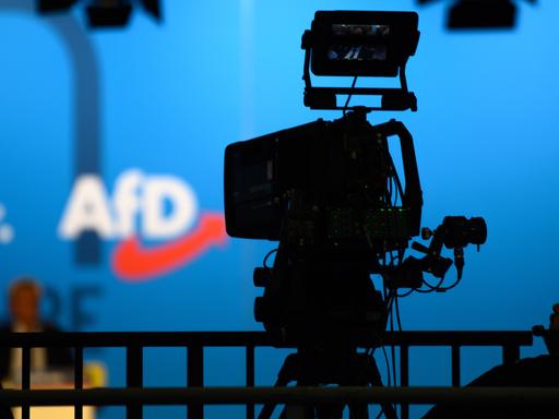 Eine Fernsehkamera steht auf der AfD Europawahlversammlung auf einem Podium.