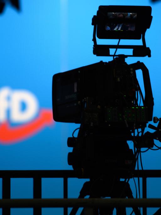 Eine Fernsehkamera steht auf der AfD Europawahlversammlung auf einem Podium.