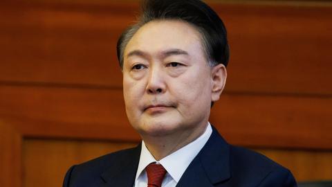 Südkoreas suspendierter Präsident Yoon sitzt bei einer Anhörung in seinem Amtsenthebungsverfahren im Gerichtssaal