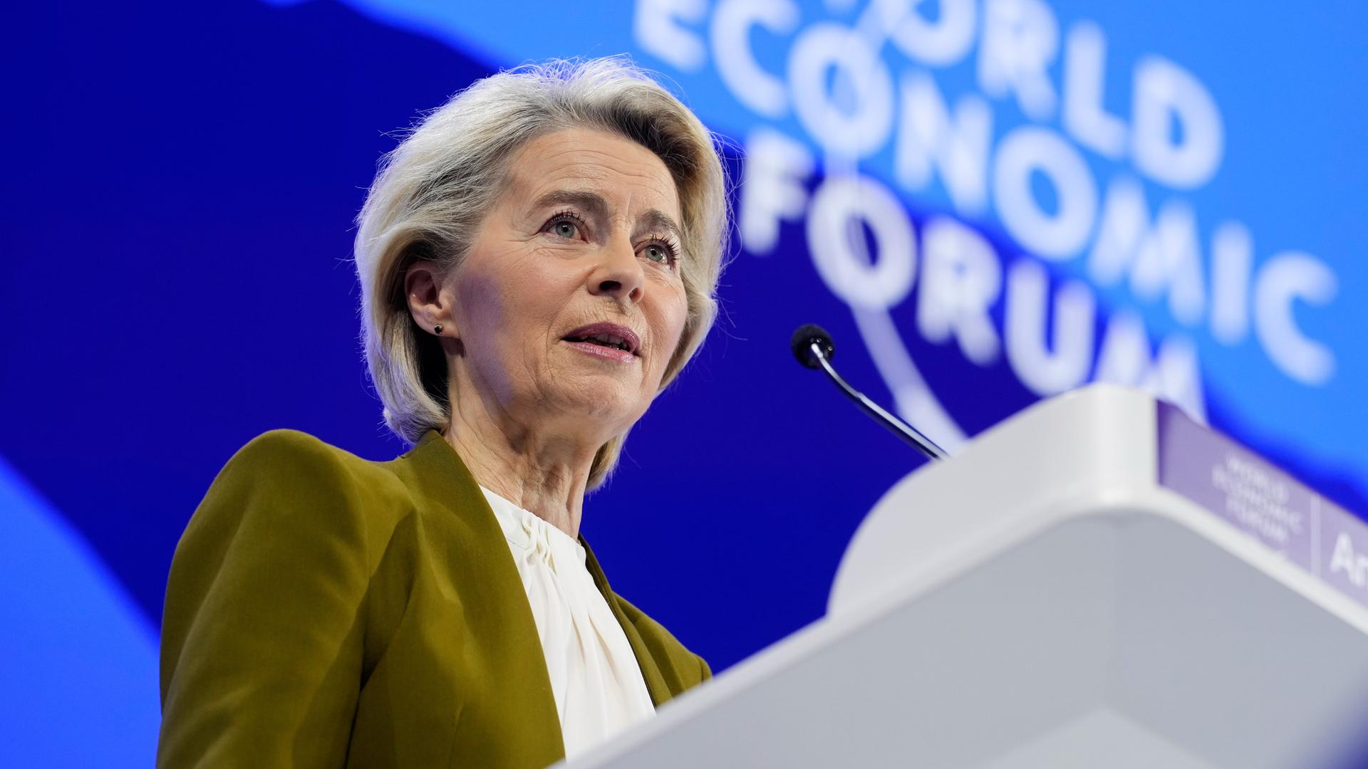 EU-Kommissionspräsidentin von der Leyen spricht auf dem Weltwirtschaftsforum in Davos.