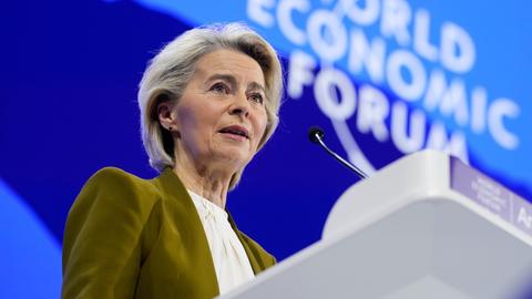 EU-Kommissionspräsidentin von der Leyen spricht auf dem Weltwirtschaftsforum in Davos.
