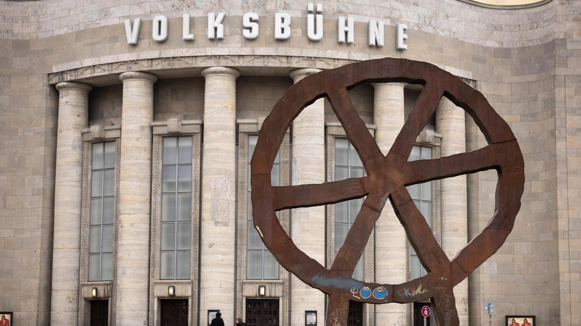 Außenansicht der Berliner Volksbühne mit der "Räuberrad"-Skulptur Außenansicht der Berliner Volksbühne mit der "Räuberrad"-Skulptur