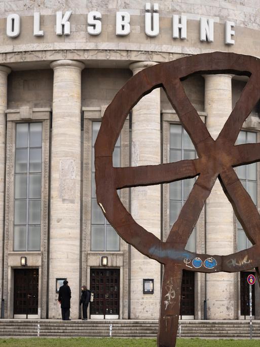 Außenansicht der Berliner Volksbühne mit der "Räuberrad"-Skulptur. (Quelle: picture alliance)