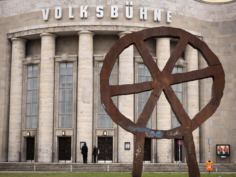 Außenansicht der Berliner Volksbühne mit der "Räuberrad"-Skulptur. (Quelle: picture alliance)