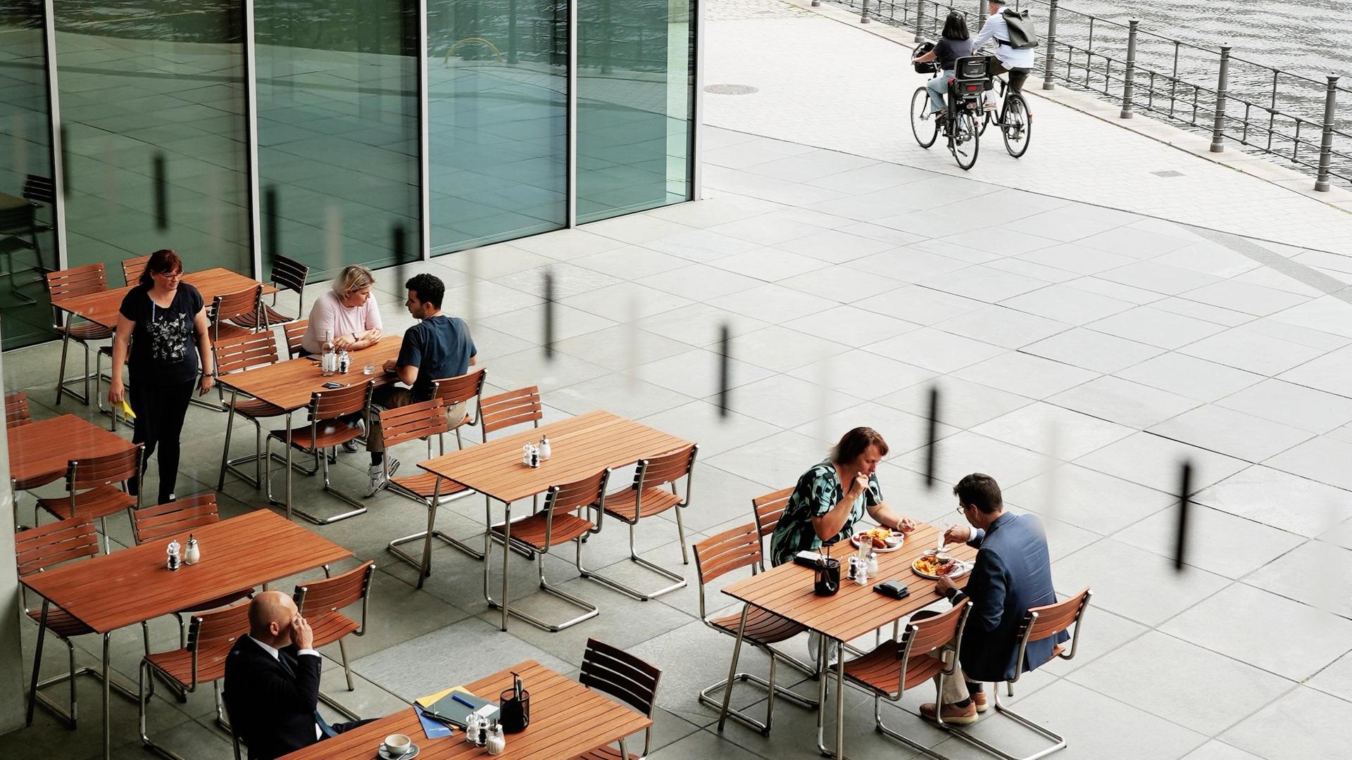 Das Bundestags-Bistro Marie in Berlin, Blick auf den Außenbereich mit Spree