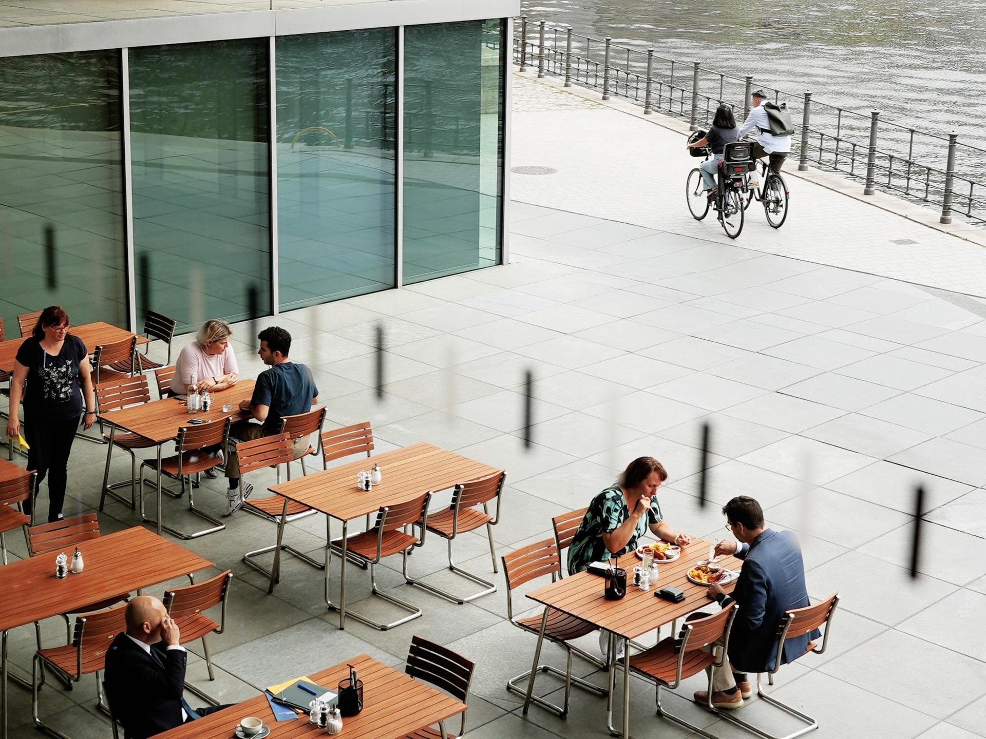 Das Bundestags-Bistro Marie in Berlin, Blick auf den Außenbereich mit Spree Das Bundestags-Bistro Marie in Berlin, Blick auf den Außenbereich mit Spree