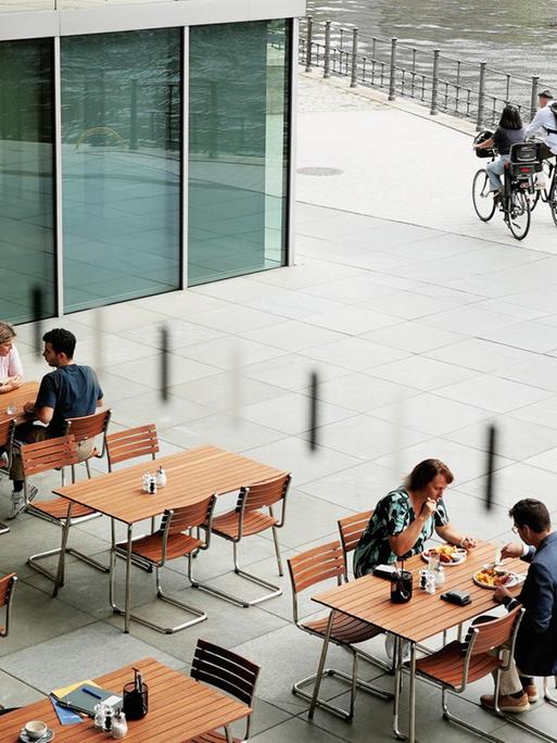 Das Bundestags-Bistro Marie in Berlin, Blick auf den Außenbereich mit Spree Das Bundestags-Bistro Marie in Berlin, Blick auf den Außenbereich mit Spree