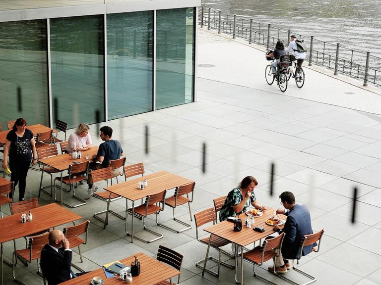 Das Bundestags-Bistro Marie in Berlin, Blick auf den Außenbereich mit Spree Das Bundestags-Bistro Marie in Berlin, Blick auf den Außenbereich mit Spree