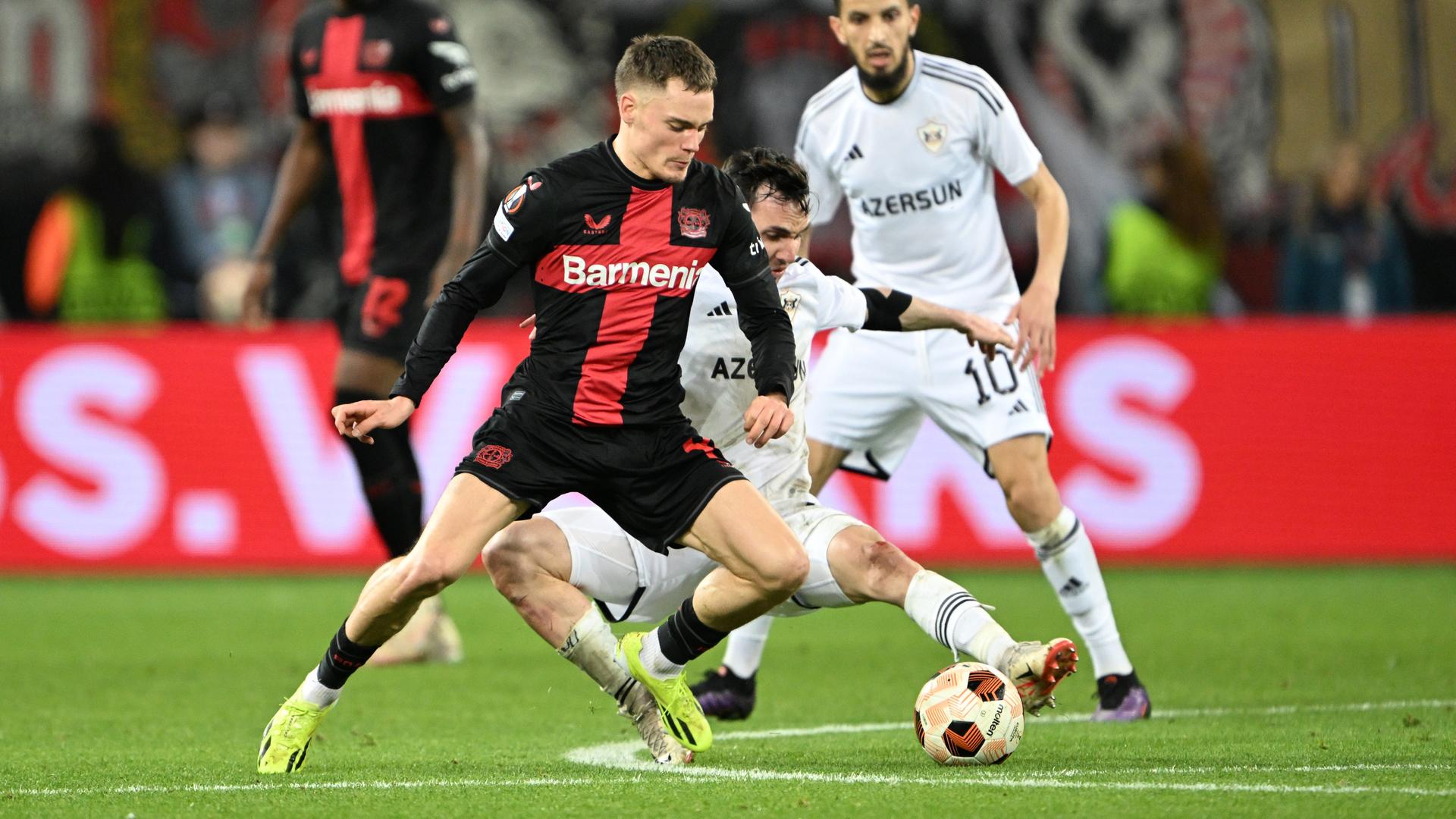Zwei Fußballspieler kämpfen um den Ball.
