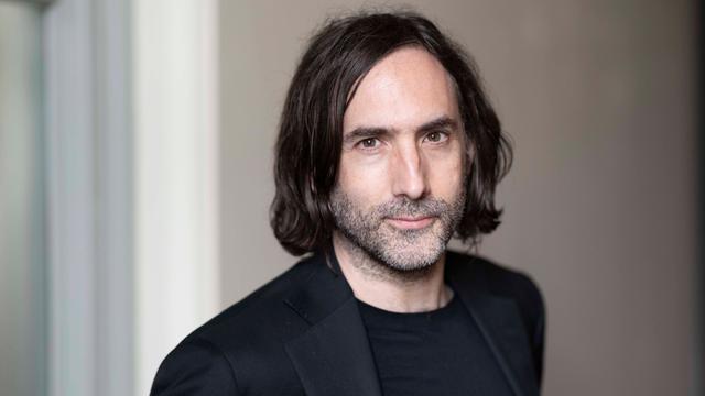 Der irische Schriftsteller Paul Lynch lächelt in die Kamera