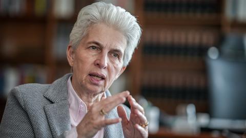 Marie-Agnes Strack-Zimmermann im Gespräch vor einer Bücherwand