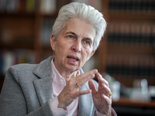 Marie-Agnes Strack-Zimmermann im Gespräch vor einer Bücherwand