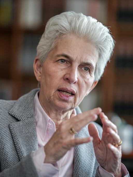 Marie-Agnes Strack-Zimmermann im Gespräch vor einer Bücherwand