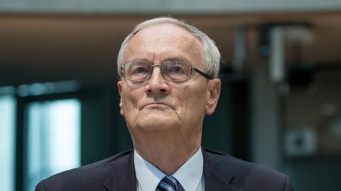 August Hanning, der ehemalige Präsident des Bundesnachrichtendienstes (BND) im Jahr 2015. Er steht mit ernstem Blick in einem Flur.