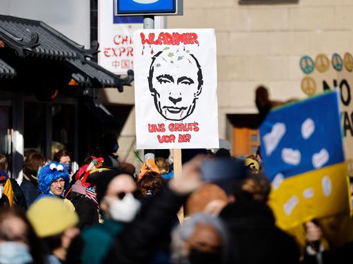 Aufnahme während einer Demonstration in Köln gegen den Krieg in der Ukraine. 