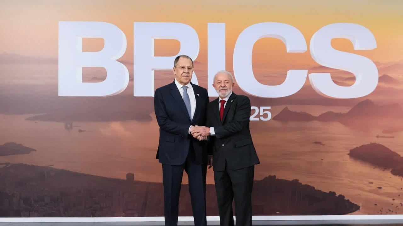 Russlands Außenminister Sergei Lawrow und der brasilianische Präsident Lula geben sich am 6. Juli beim BRICS-Gipfel in Rio die Hand.