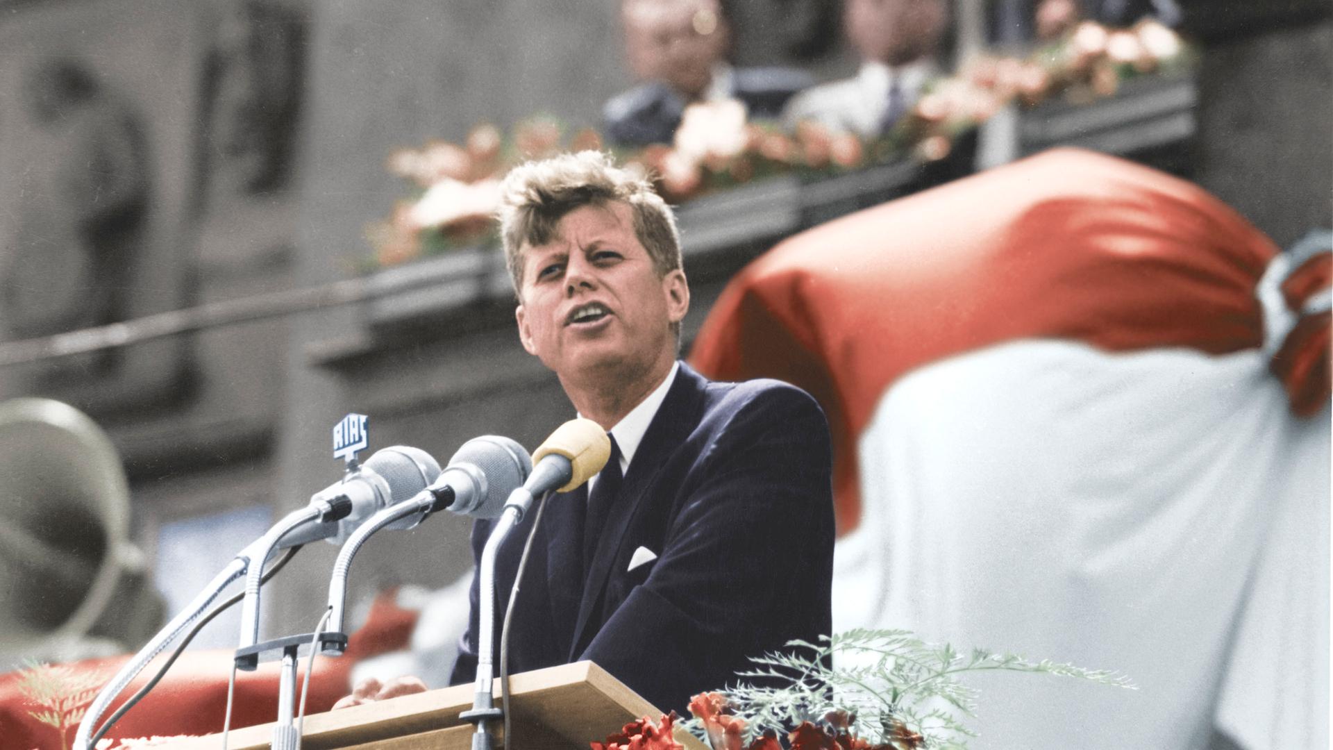 US-Präsident John F. Kennedy bei seiner Rede am 26. Juni 1963 vor dem Rathaus in Berlin-Schöneberg. Digital koloriertes Foto.