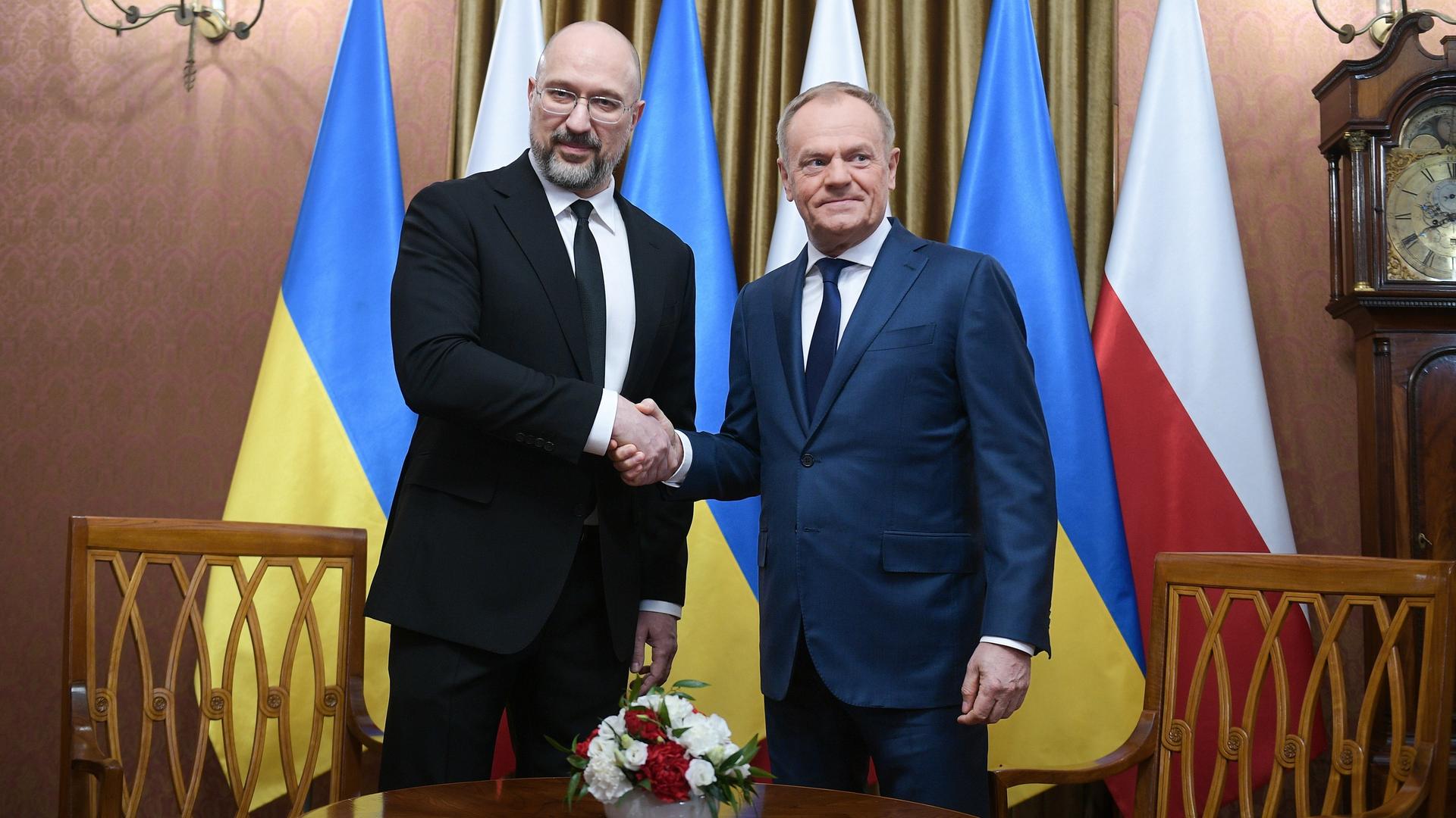 Warschau: Der ukrainische Ministerpräsident Denys Schmyhal, links, wird von seinem polnischen Amtskollegen Donald Tusk, rechts, vor ihren Gesprächen begrüßt.