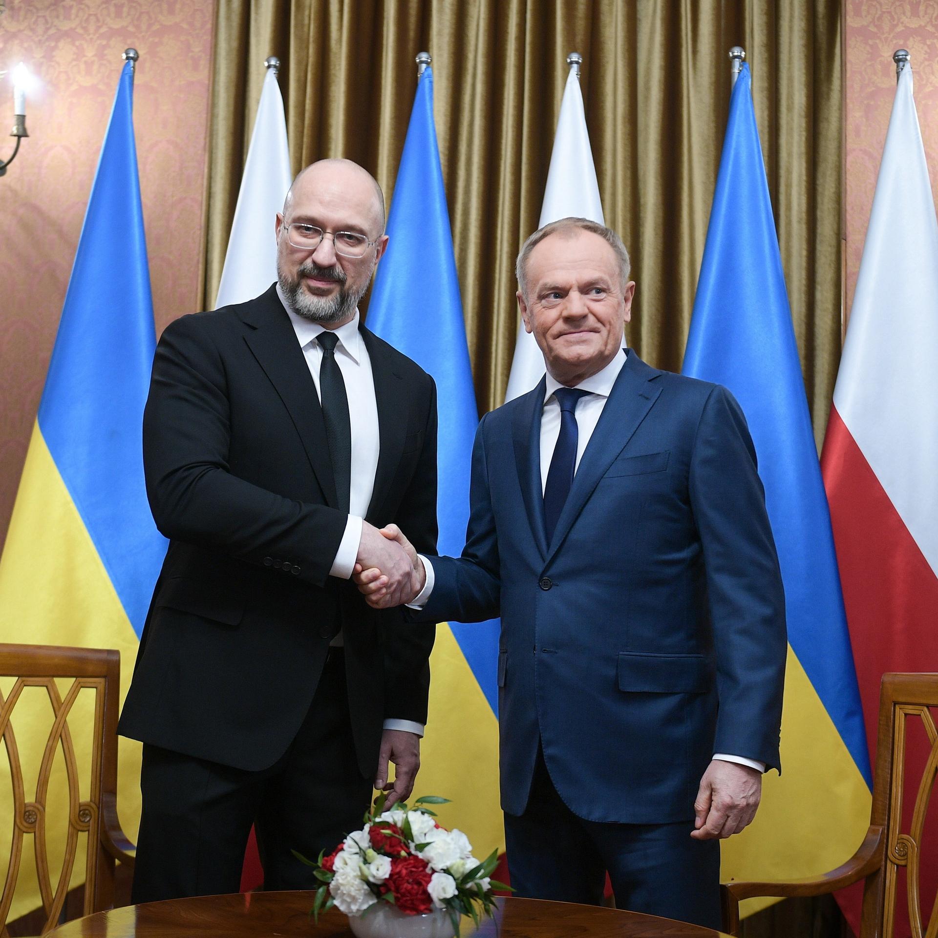Warschau: Der ukrainische Ministerpräsident Denys Schmyhal, links, wird von seinem polnischen Amtskollegen Donald Tusk, rechts, vor ihren Gesprächen begrüßt. 