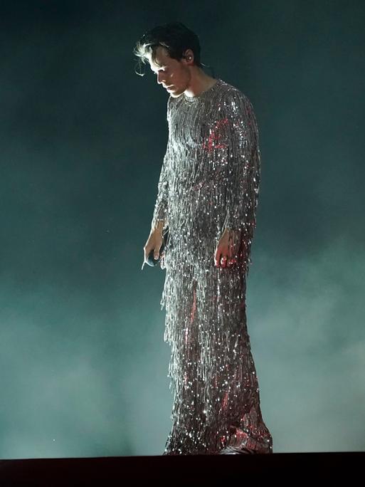 Harry Styles steht mit einem Glitzerkostüm in Los Angeles auf der Bühne.