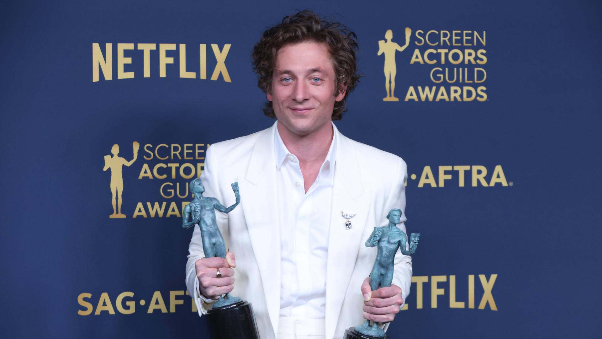 Jeremy Allen White posiert gut gelaunt mit zwei Trophäen bei den Annual Screen Actors Guild Awards in Los Angeles