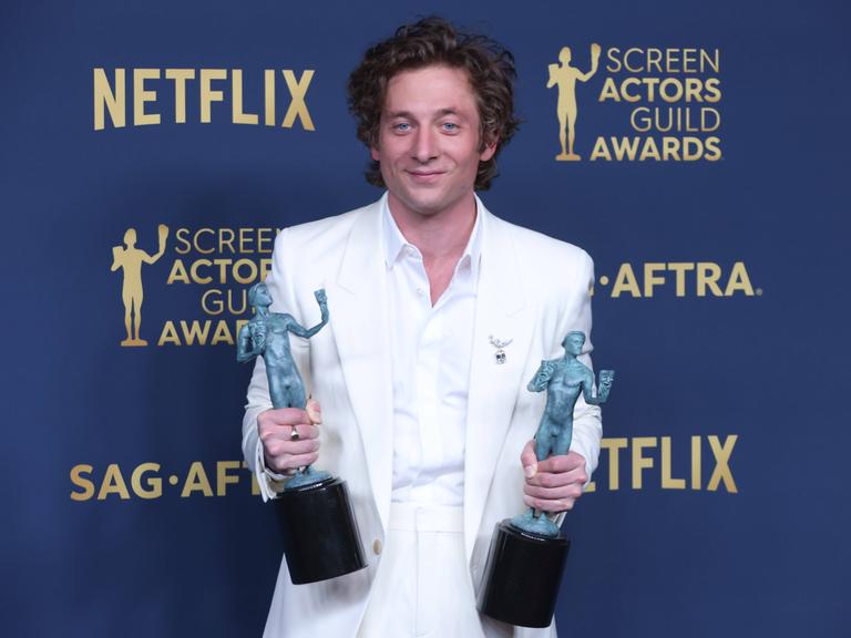 Jeremy Allen White posiert gut gelaunt mit zwei Trophäen bei den Annual Screen Actors Guild Awards in Los Angeles