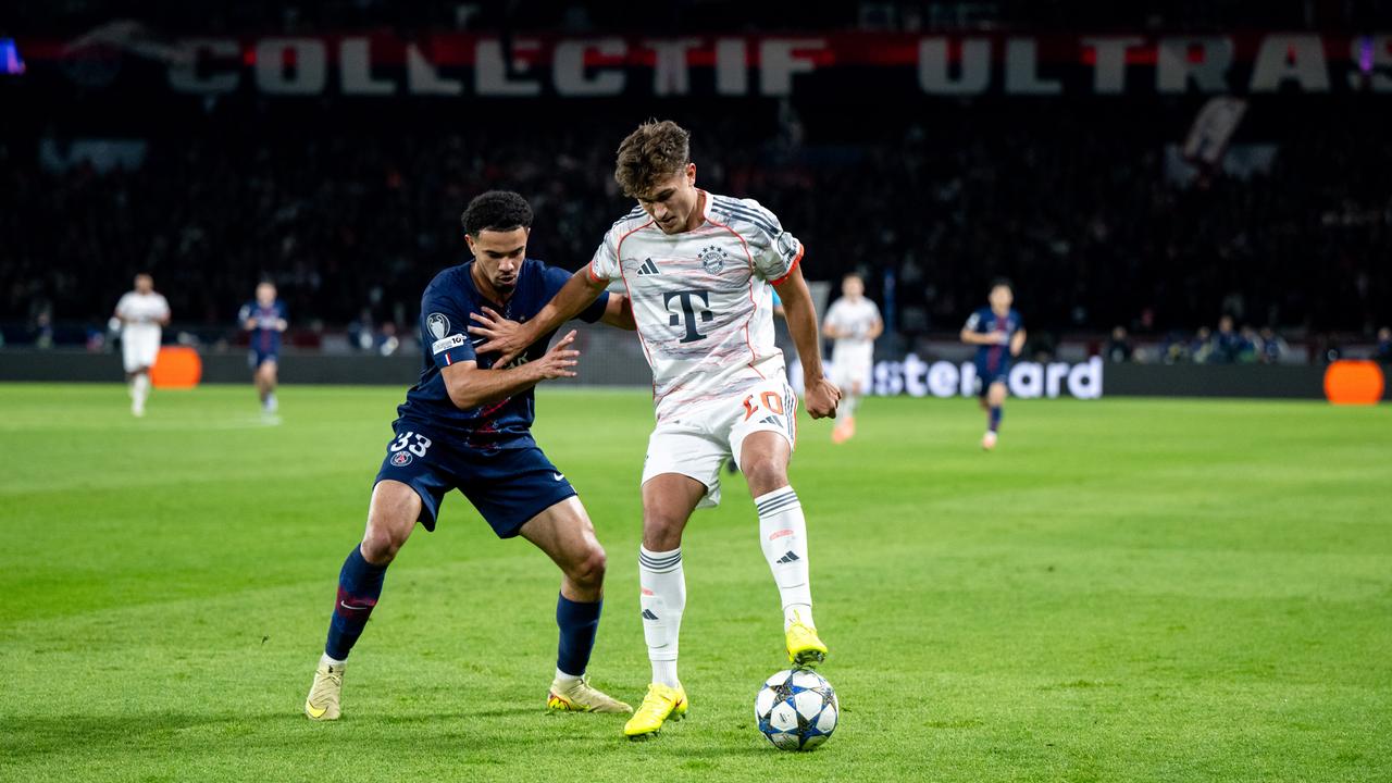 Das Bild zeigt Tom Bischof vom FC Bayern Muenchen im Zweikampf mit Warren Zaire-Emery von Paris Saint Germain. 