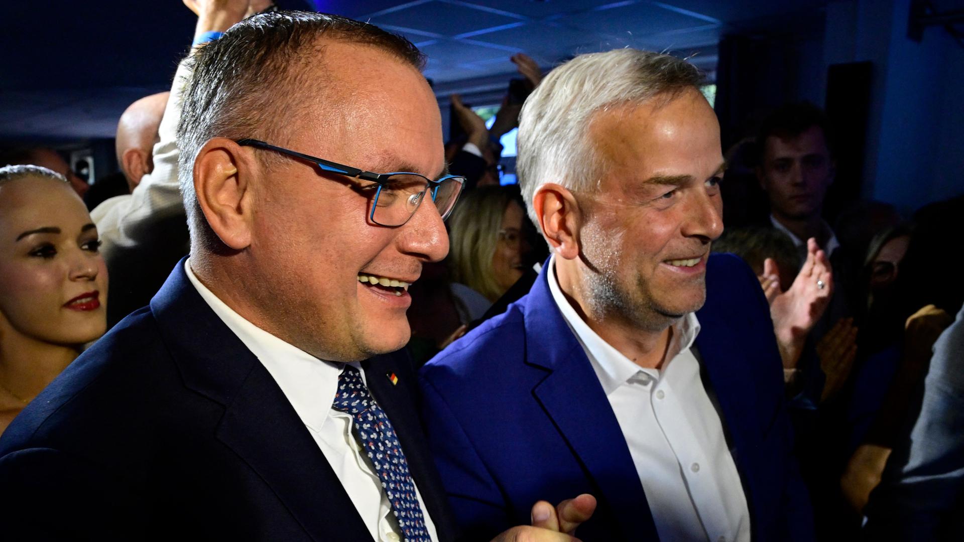Tino Chrupalla (l.), Co-Vorsitzender der AfD und Leif-Erik Holm, Spitzenkandidat der AfD bei der Bekanntgabe der Prognose während der AfD-Wahlparty in Schwerin.
