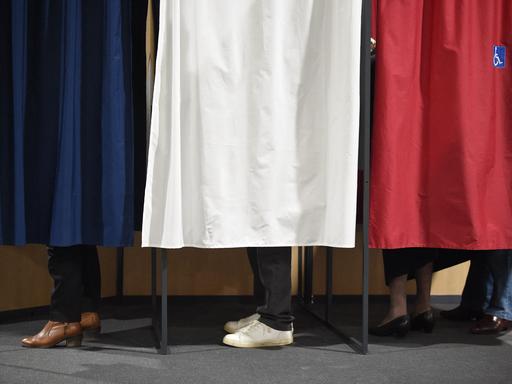 Wahlkabine bei der französischen Präsidentschaftswahl