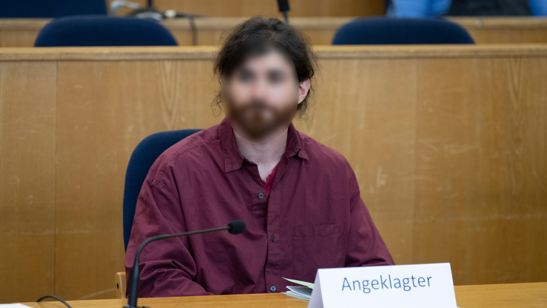 Der Angeklagte Franco A. sitzt auf der Anklagebank im Hochsicherheitssaal des Oberlandesgerichts. 