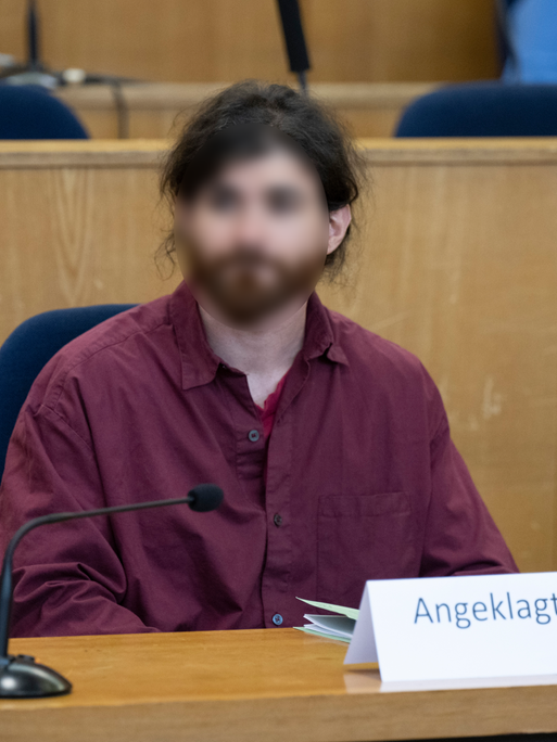 Der Angeklagte Franco A. sitzt auf der Anklagebank im Hochsicherheitssaal des Oberlandesgerichts. 