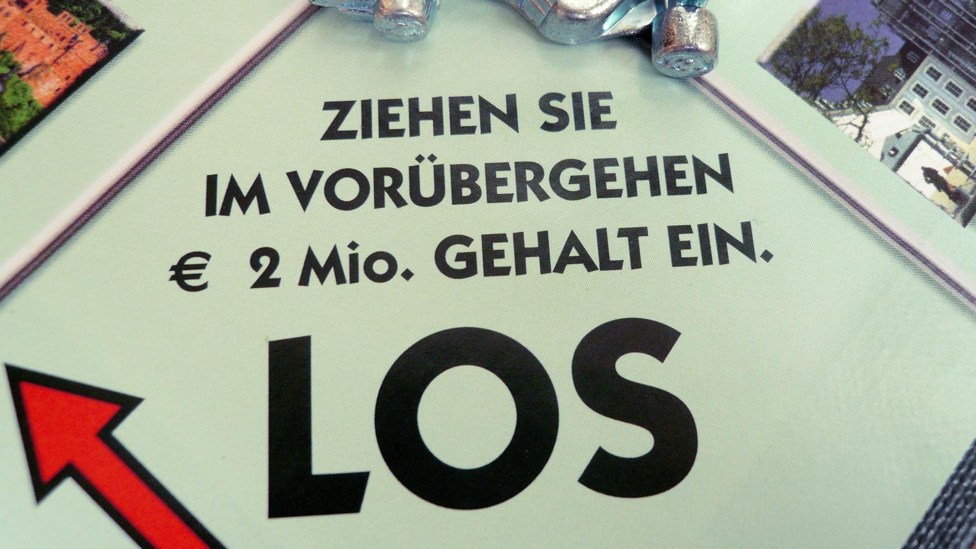 Das Symbolbild zeigt das Startfeld eines Monopolyspiels mit der Aufschrift "Ziehen Sie im Vorübergehen € 2 Mio. Gehalt ein."