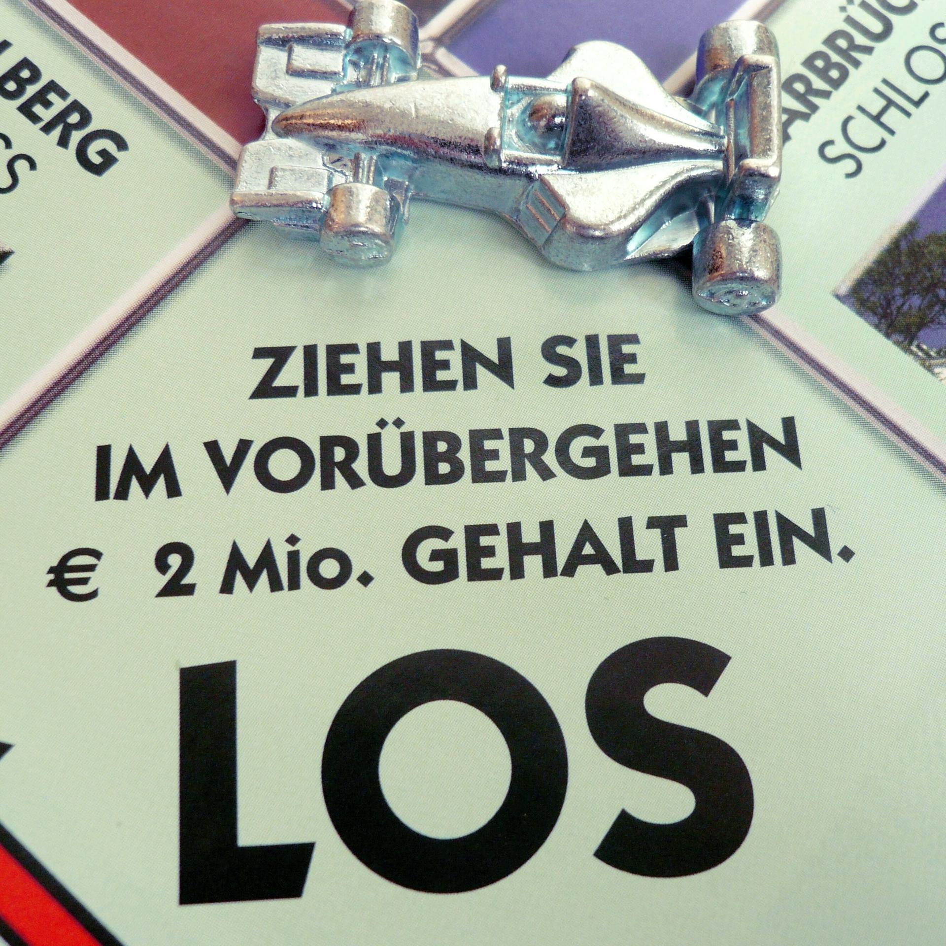 Das Symbolbild zeigt das Startfeld eines Monopolyspiels mit der Aufschrift "Ziehen Sie im Vorübergehen € 2 Mio. Gehalt ein."