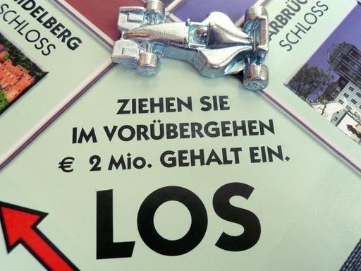 Das Symbolbild zeigt das Startfeld eines Monopolyspiels mit der Aufschrift "Ziehen Sie im Vorübergehen € 2 Mio. Gehalt ein."