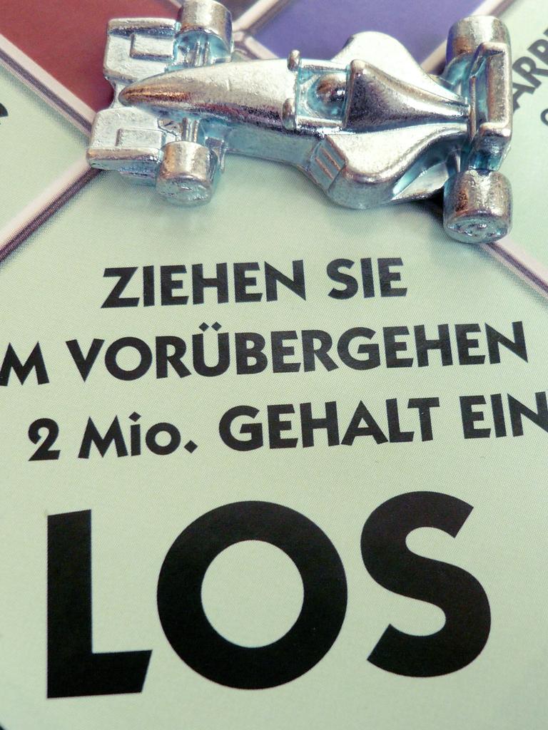 Das Symbolbild zeigt das Startfeld eines Monopolyspiels mit der Aufschrift "Ziehen Sie im Vorübergehen € 2 Mio. Gehalt ein."