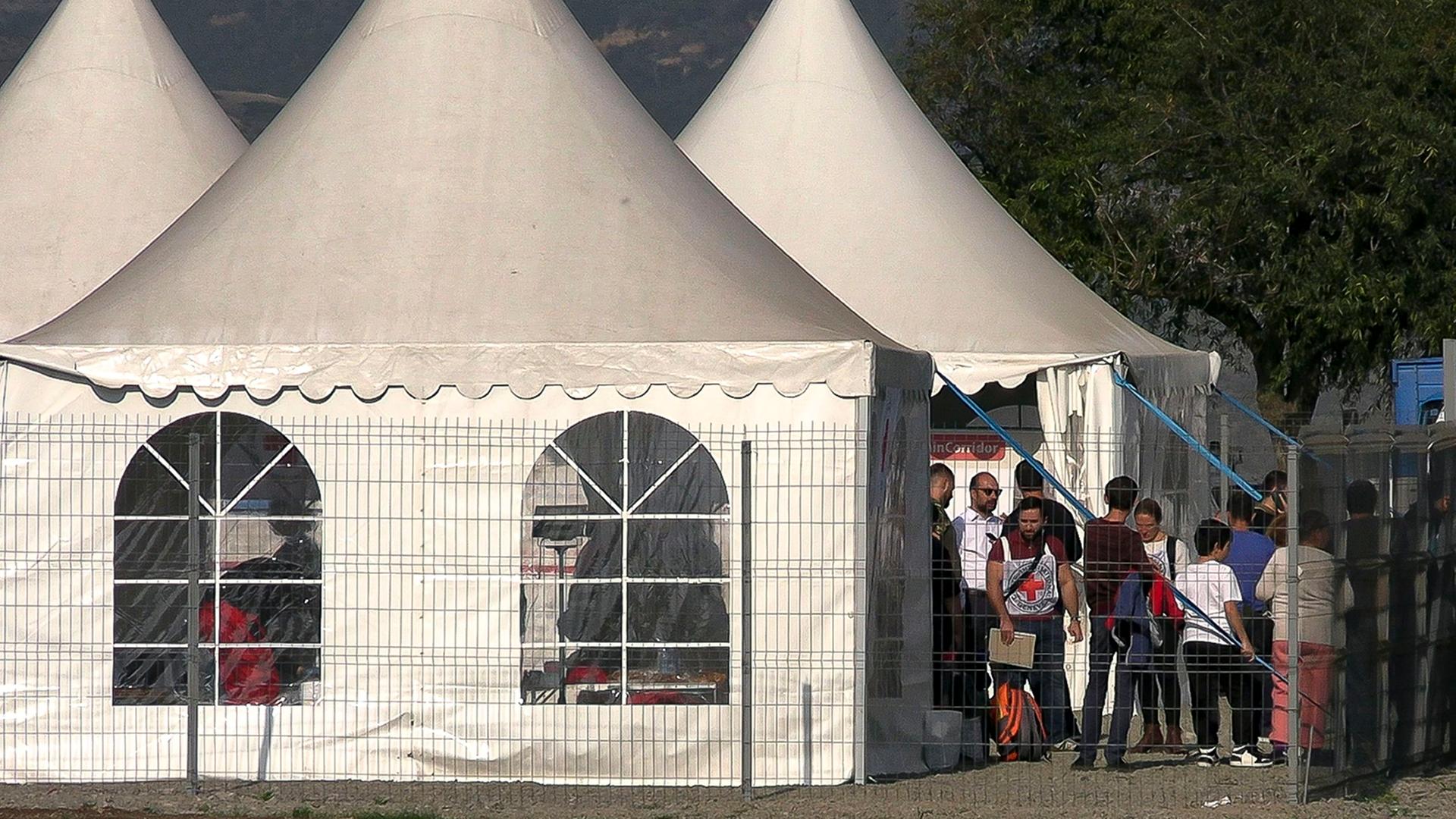 Aserbaidschan, Kornidzor: Flüchtlinge aus Berg-Karabach sind in einem provisorischen Lager, nachdem sie im armenischen Dorf Kornidzor angekommen sind.