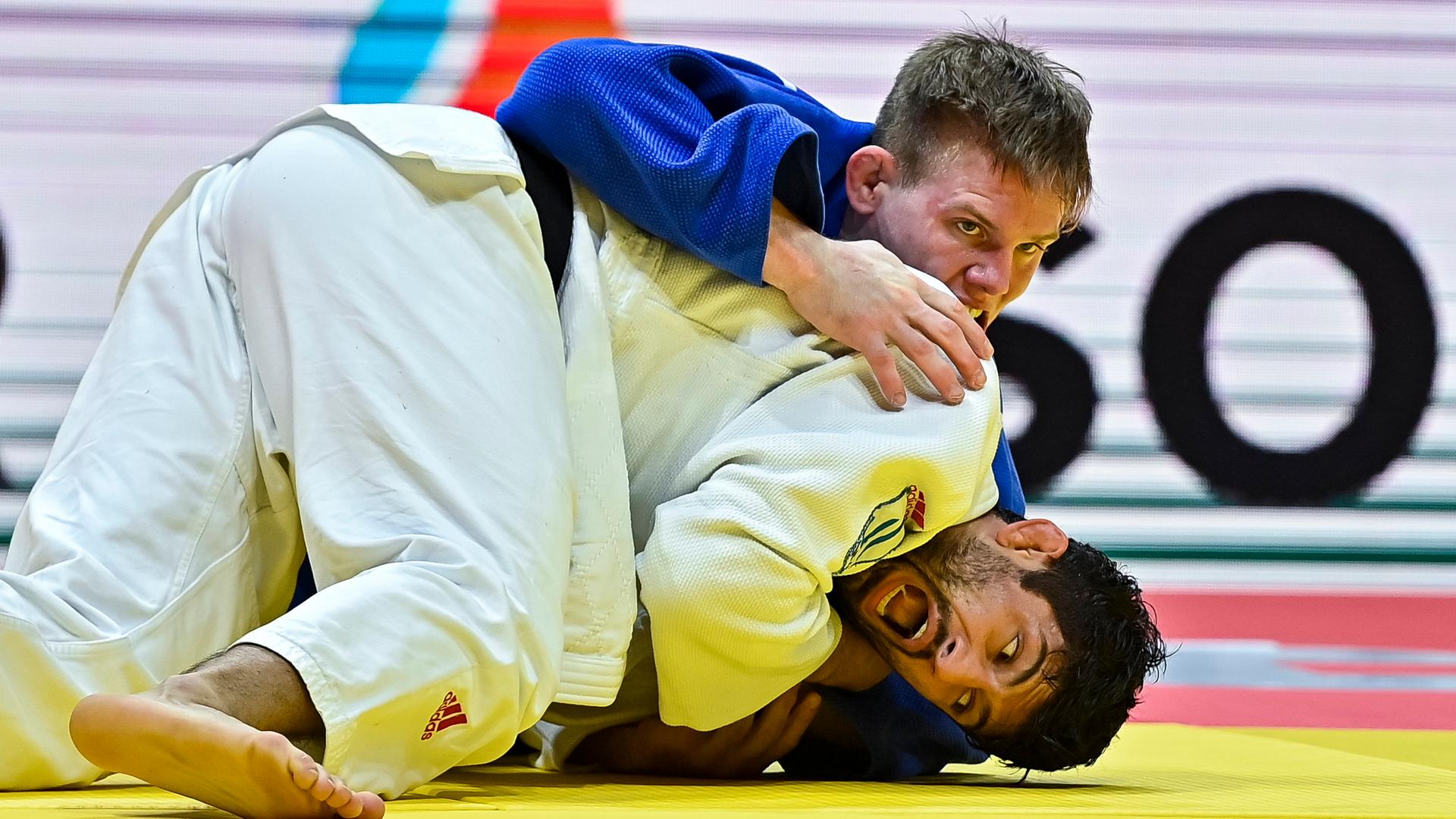 Der deutsche Judoka Alexander Gabler (im blauen Anzug) kämpft gegen den georgischen Judoka Lasha Shavdatuashvili bei der WM in Doha. 