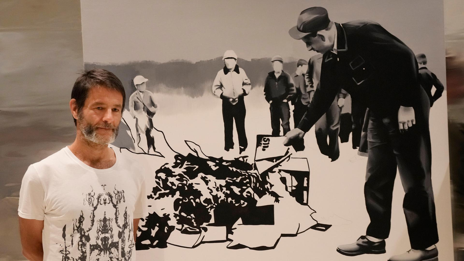 Der polnische Künstler Wilhelm Sasnal posiert am Dienstag, dem 15. Juni 2021, vor einem seiner Kunstwerke, das in einer neuen Ausstellung im POLIN-Museum für die Geschichte der polnischen Juden in Warschau, Polen, zu sehen ist. Der polnische Künstler Wilhelm Sasnal posiert am Dienstag, dem 15. Juni 2021, vor einem seiner Kunstwerke, das in einer neuen Ausstellung im POLIN-Museum für die Geschichte der polnischen Juden in Warschau, Polen, zu sehen ist.