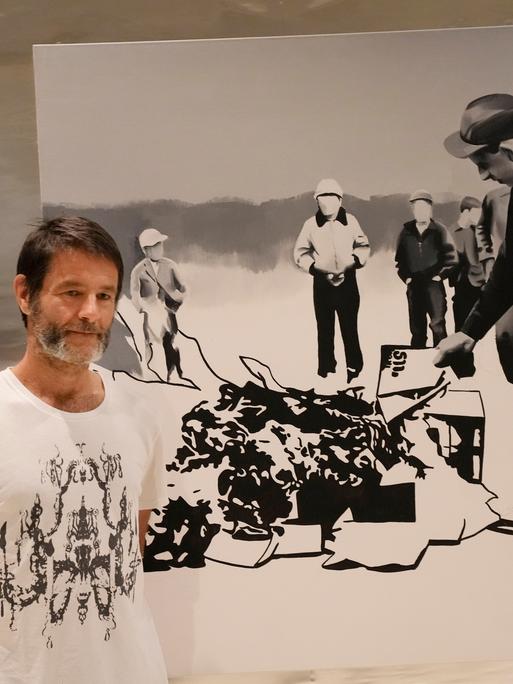Der polnische Künstler Wilhelm Sasnal posiert am Dienstag, dem 15. Juni 2021, vor einem seiner Kunstwerke, das in einer neuen Ausstellung im POLIN-Museum für die Geschichte der polnischen Juden in Warschau, Polen, zu sehen ist. 