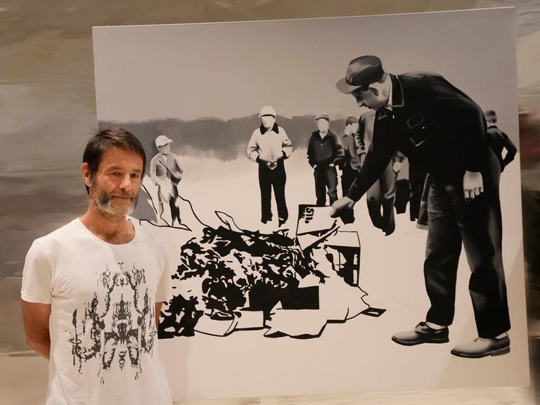 Der polnische Künstler Wilhelm Sasnal posiert am Dienstag, dem 15. Juni 2021, vor einem seiner Kunstwerke, das in einer neuen Ausstellung im POLIN-Museum für die Geschichte der polnischen Juden in Warschau, Polen, zu sehen ist. 